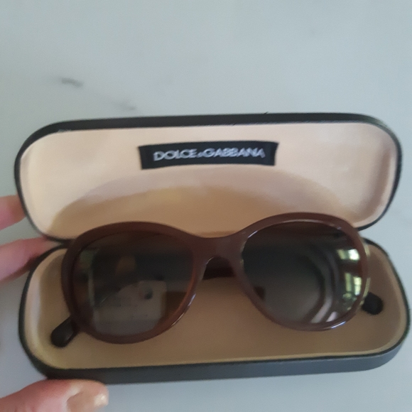 Authentic Dolce & Gabbana sunglasses. Gold rose detail on arms. Burnt br… - Picture 7 of 9